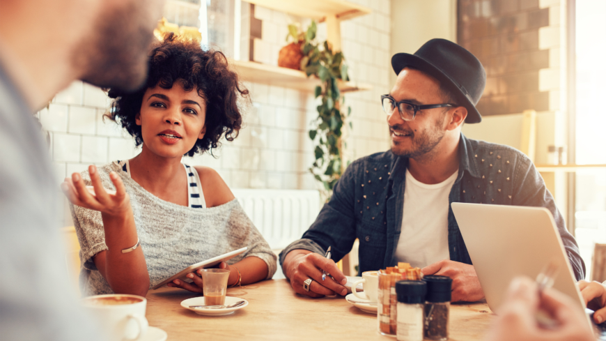 För arbetskraftsinvandrare finns det en lång rad olika situationer och faktorer som är relevanta i det nya landet, att träffa vänner är en utav dem. Foto: Shutterstock